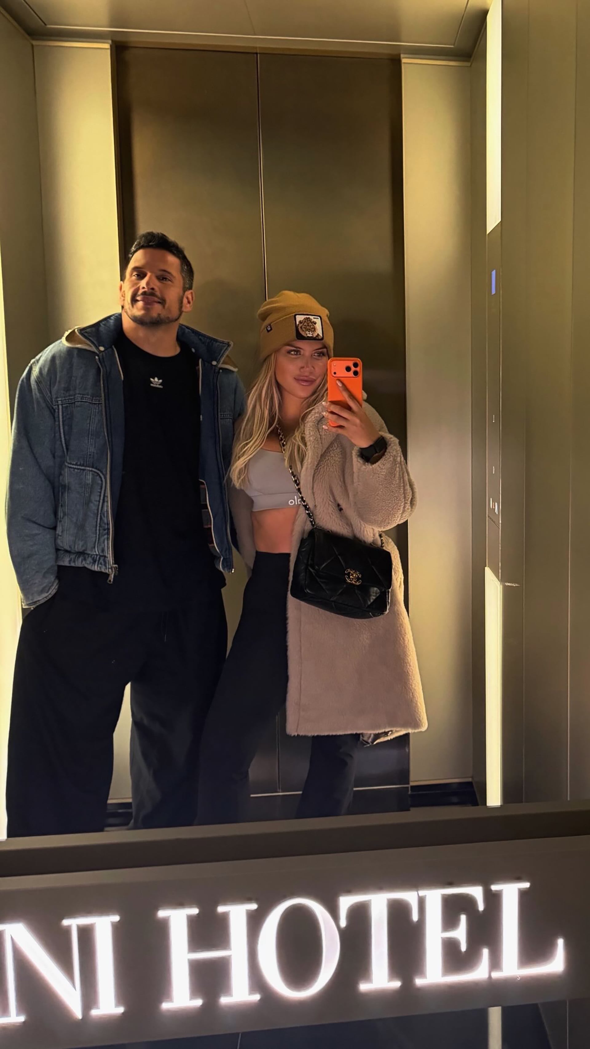 La selfie espejada de Martín Migueles y Wanda Nara en el ascensor del Armani Hotel, en Milán