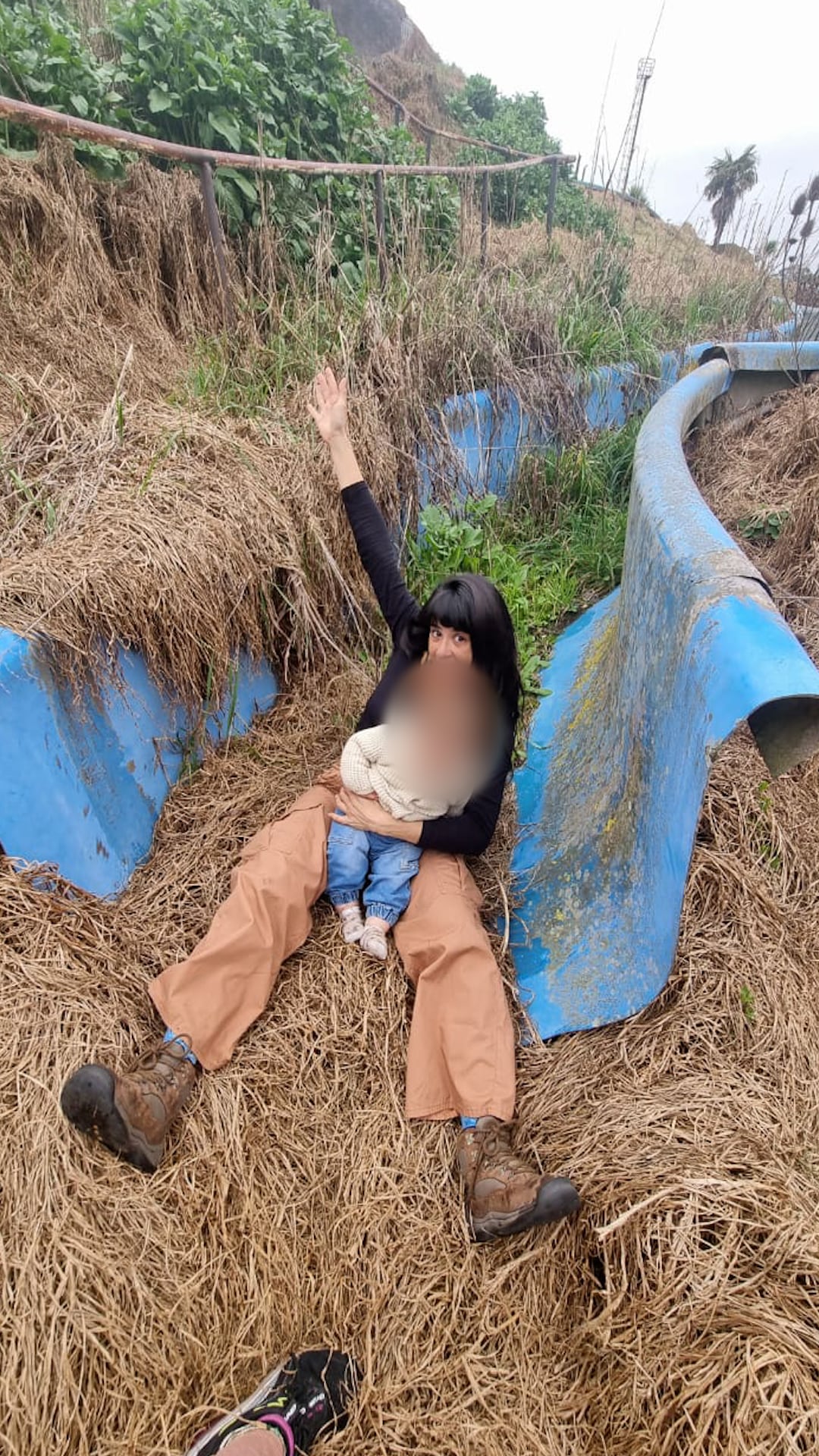 La artista Mar Legón se fotografió como los toboganes acuáticos de fondo