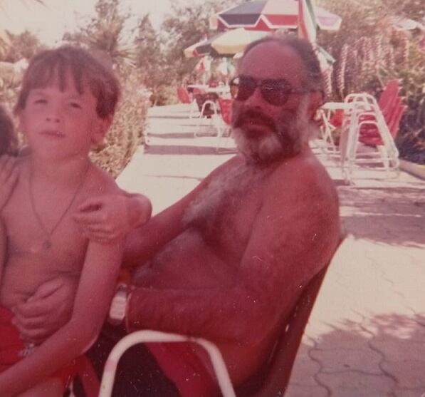 Juan Olivan y su papá en Waterland, en el verano de 1985