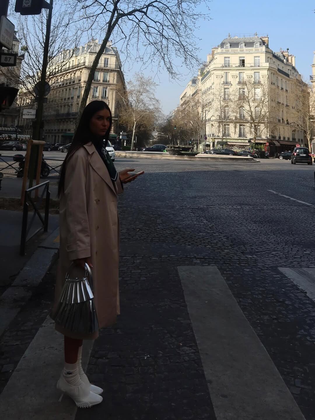Zaira Nara posa con un look elegante y moderno en las calles de París durante la Semana de la Moda, capturando la atención con su distintivo atuendo y accesorios.