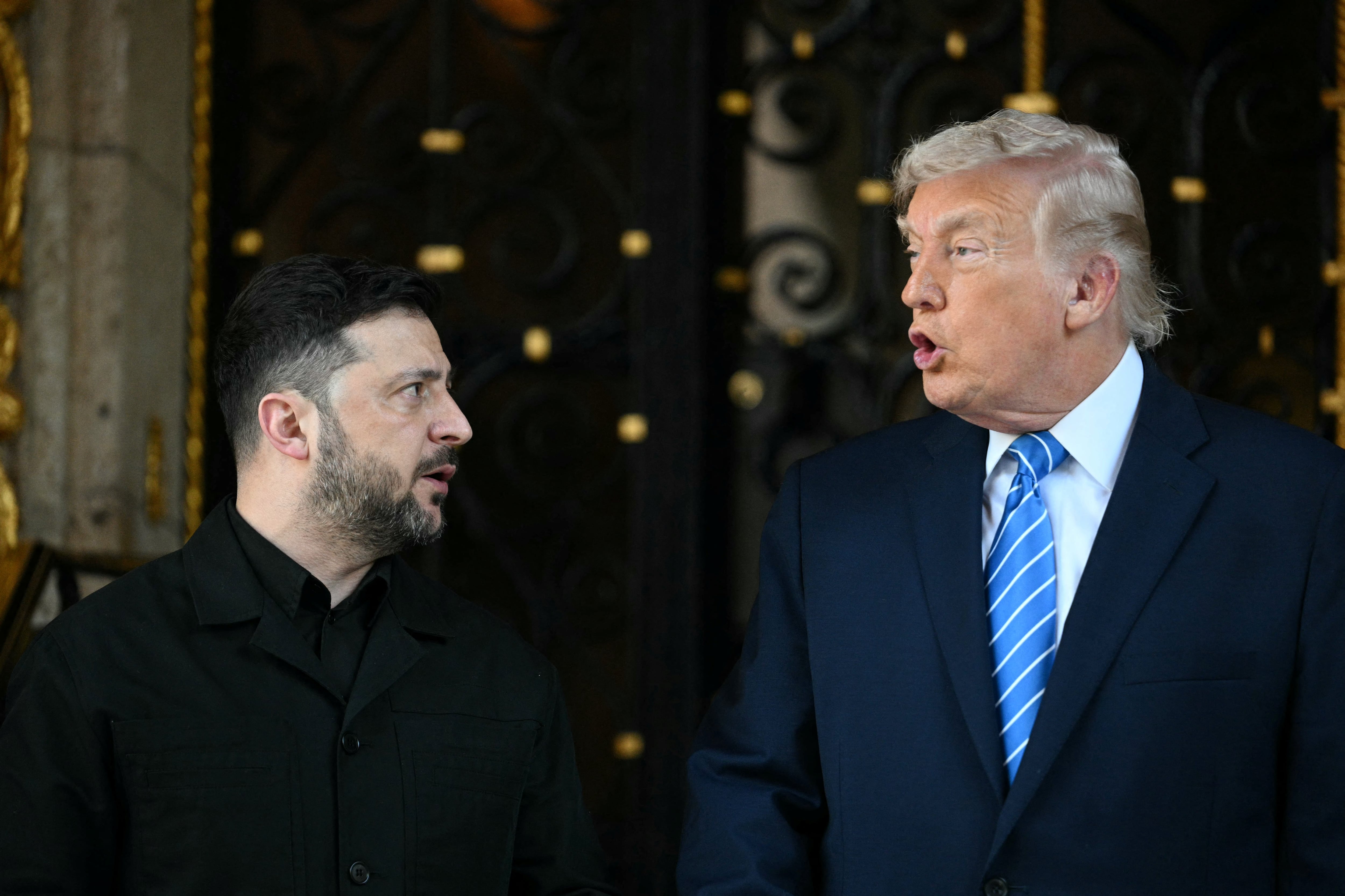El presidente estadounidense Donald Trump recibió al presidente ucraniano Volodimir Zelensky en su residencia de Mar-a-Lago en Palm Beach, Florida, el 28 de diciembre de 2025 (Jim Watson/AFP)