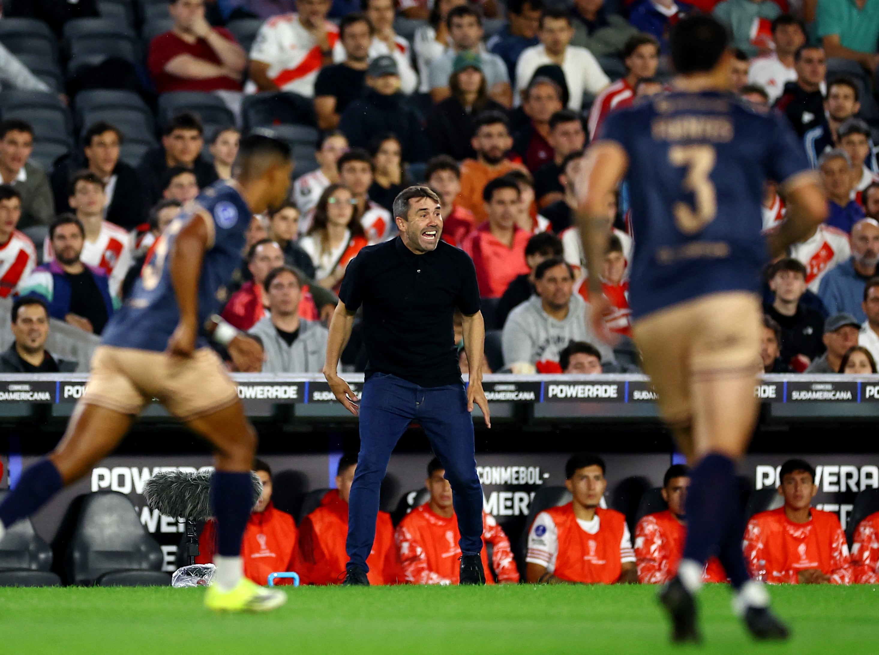 El Chacho Coudet acumula seis victorias y un empate en este arranque (Crédito: Reuters/Agustin Marcarian)