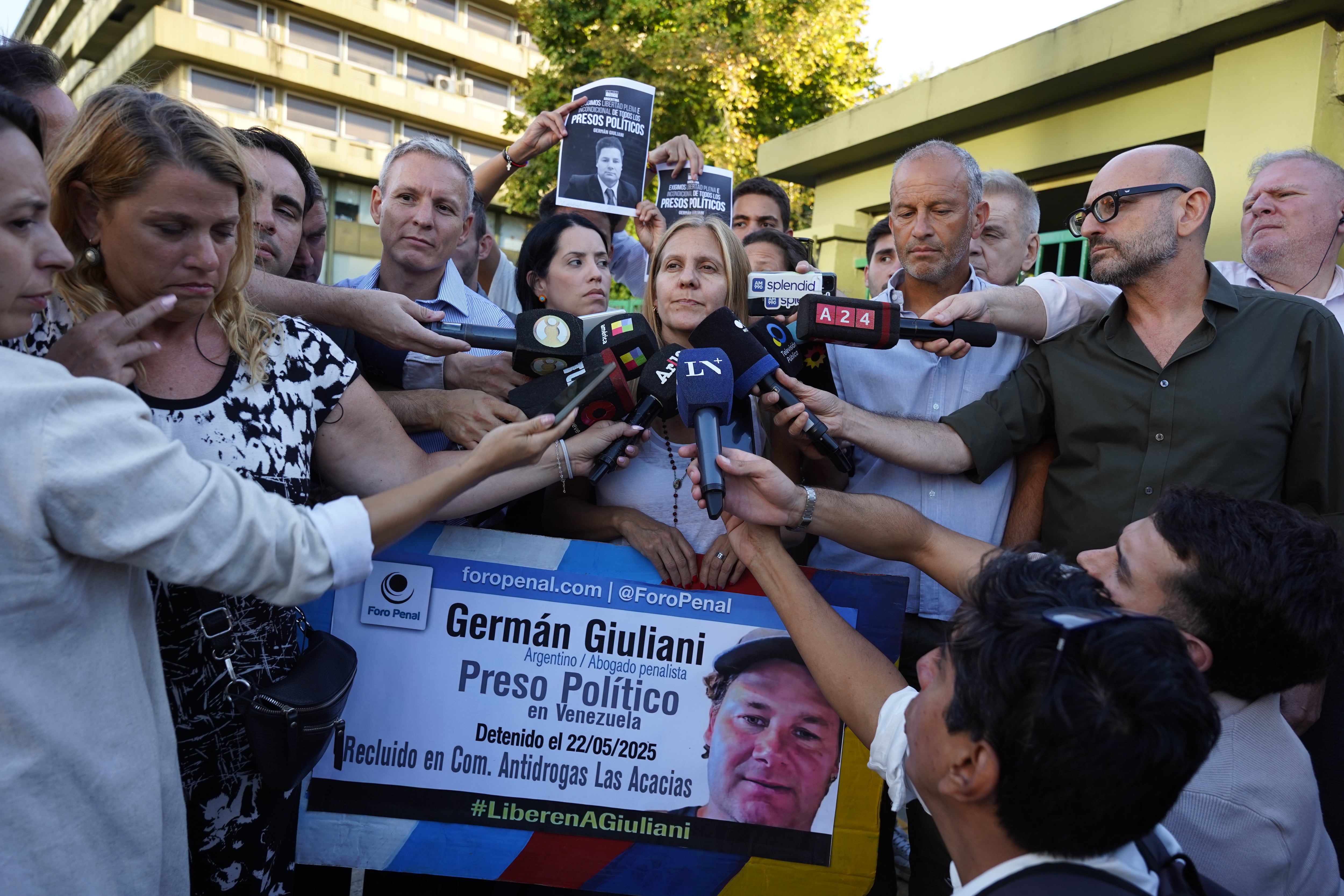 Rivero en una movilización por su esposo en el edificio de Gendarmería (RS Fotos)