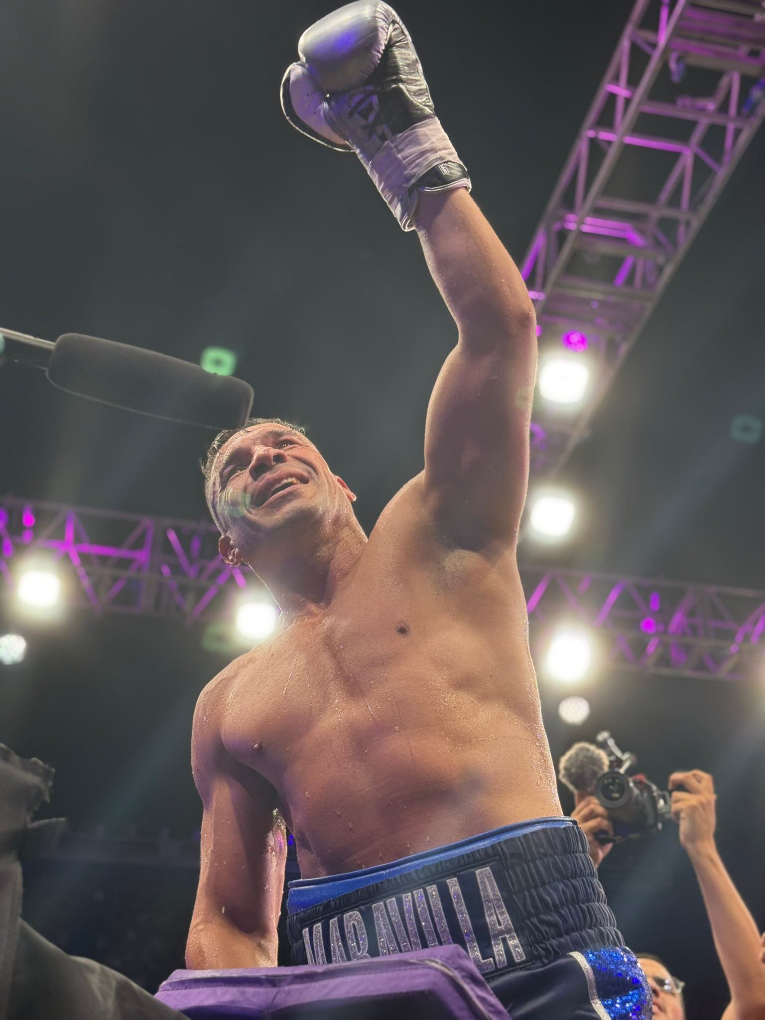 Maravilla Martínez celebra el triunfo ante Pablo Migliore (@ParenseDeManos)