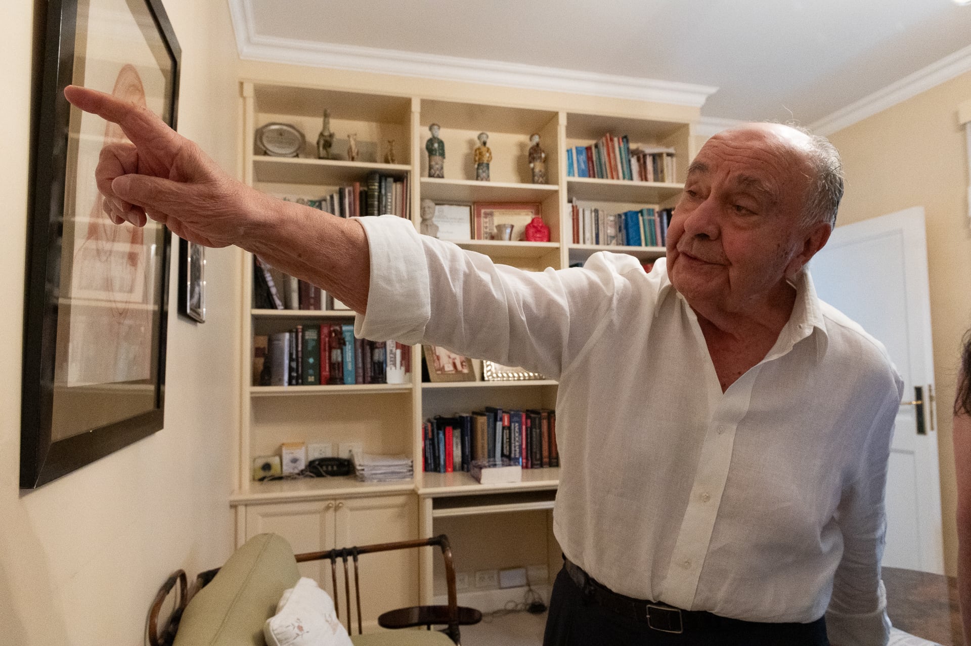 Luis de la Fuente muestra las fotos y otros recuerdos que conserva de su larga carrera