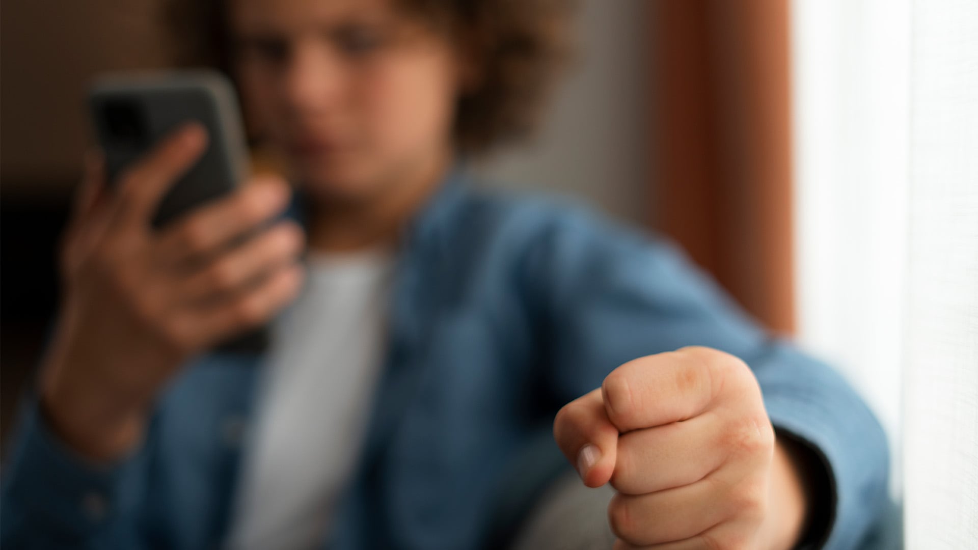 Pediatras y psicólogos advierten sobre la importancia de no minimizar ni criminalizar las expresiones adolescentes (Freepik)