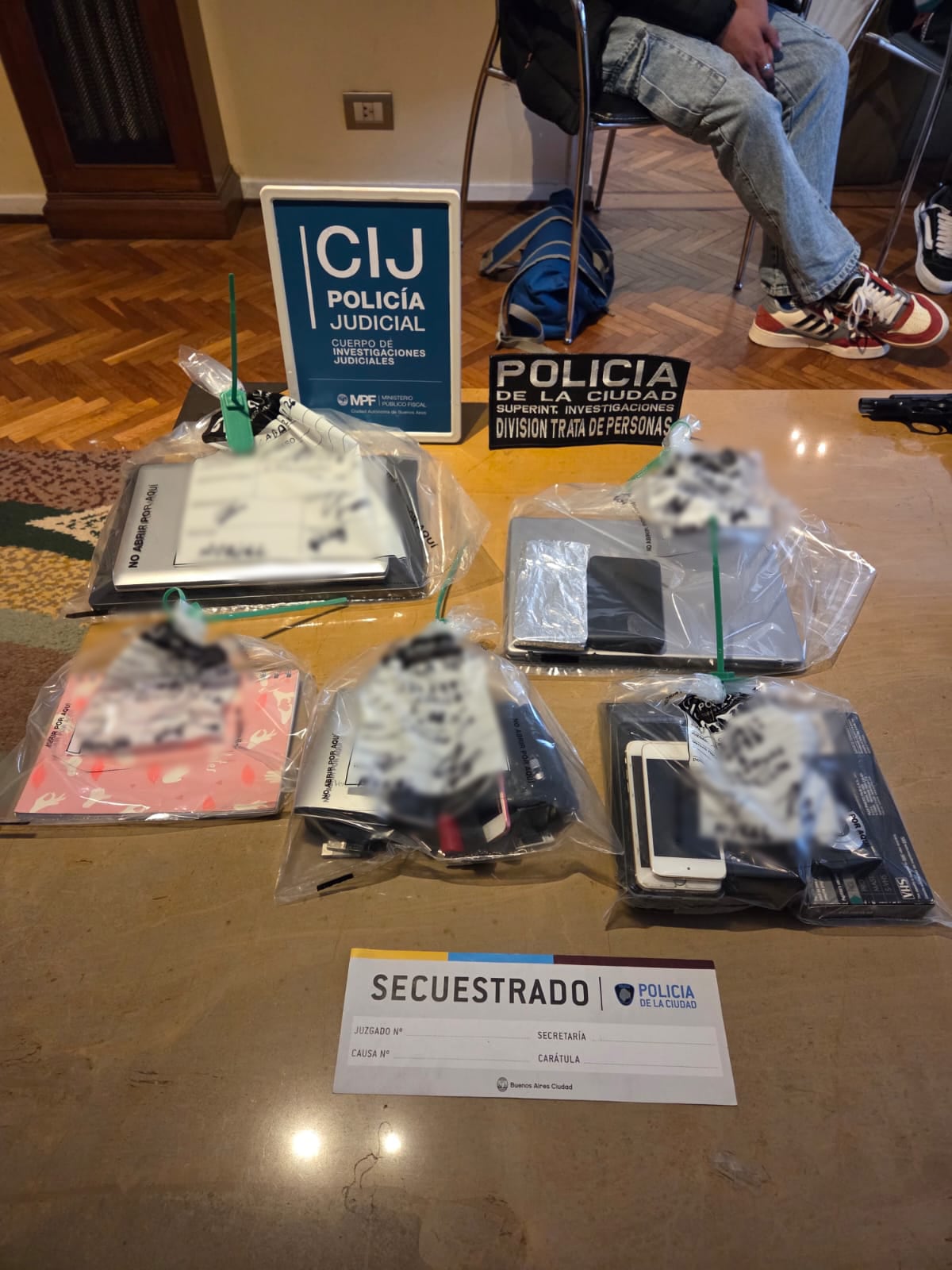 Durante los procedimientos, las fuerzas intervinientes incautaron armas de fuego, dispositivos electrónicos y elementos de almacenamiento digital. 