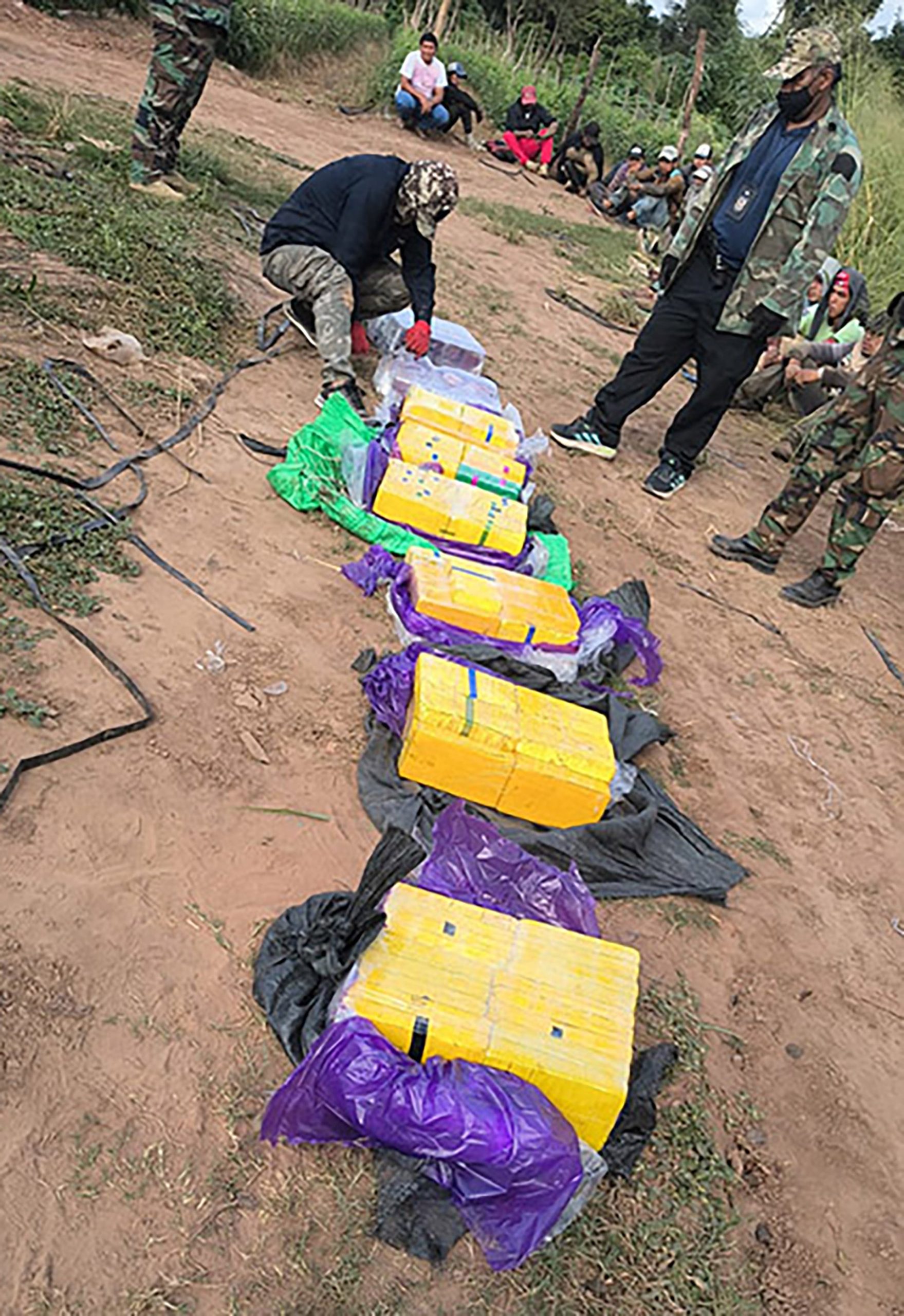 Alquilaban fincas en Salta para ocultar droga: tenían más de 170 kilos de cocaína enterrados en una plantación de tomates