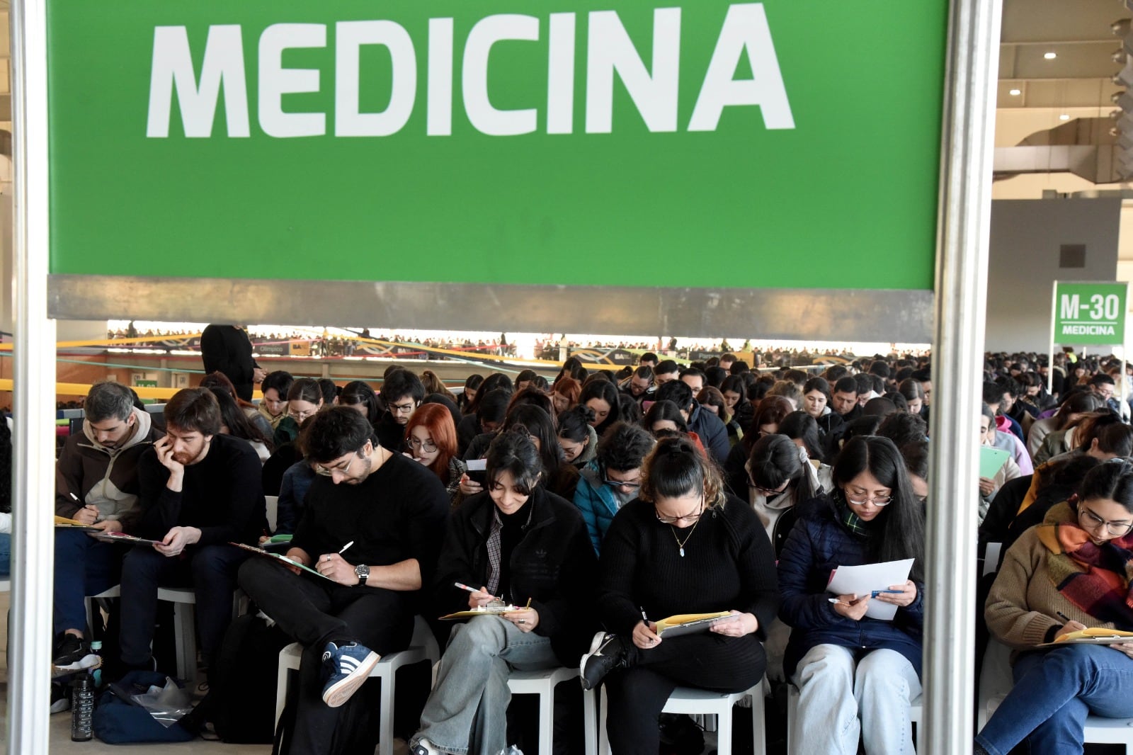 El nuevo reglamento sostiene el límite de ocho guardias mensuales y otorga puntos extra en el orden de mérito a quienes egresen de universidades argentinas (Ministerio de Salud) 