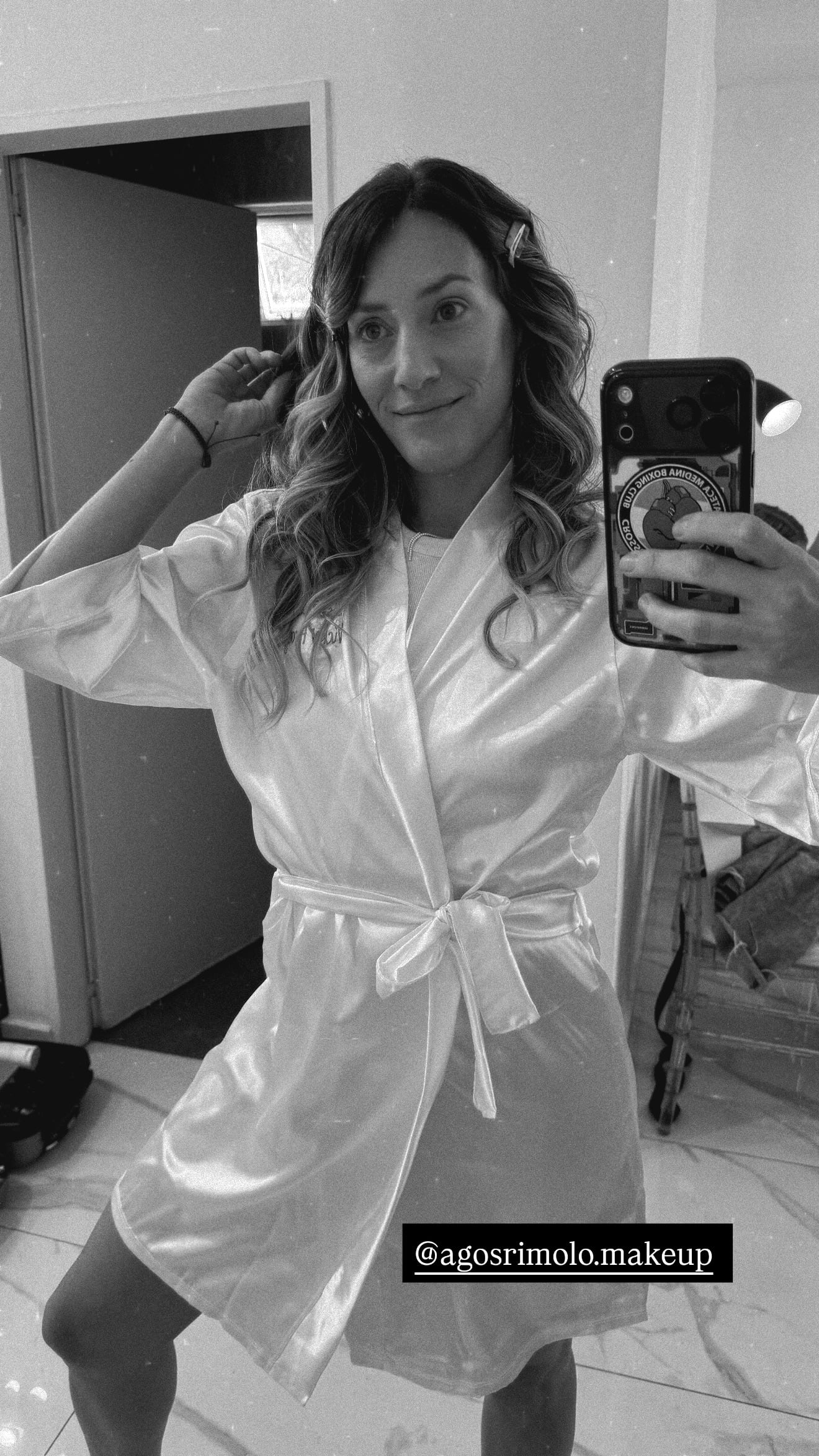 Mica Viciconte en plena sesión de maquillaje y peinado