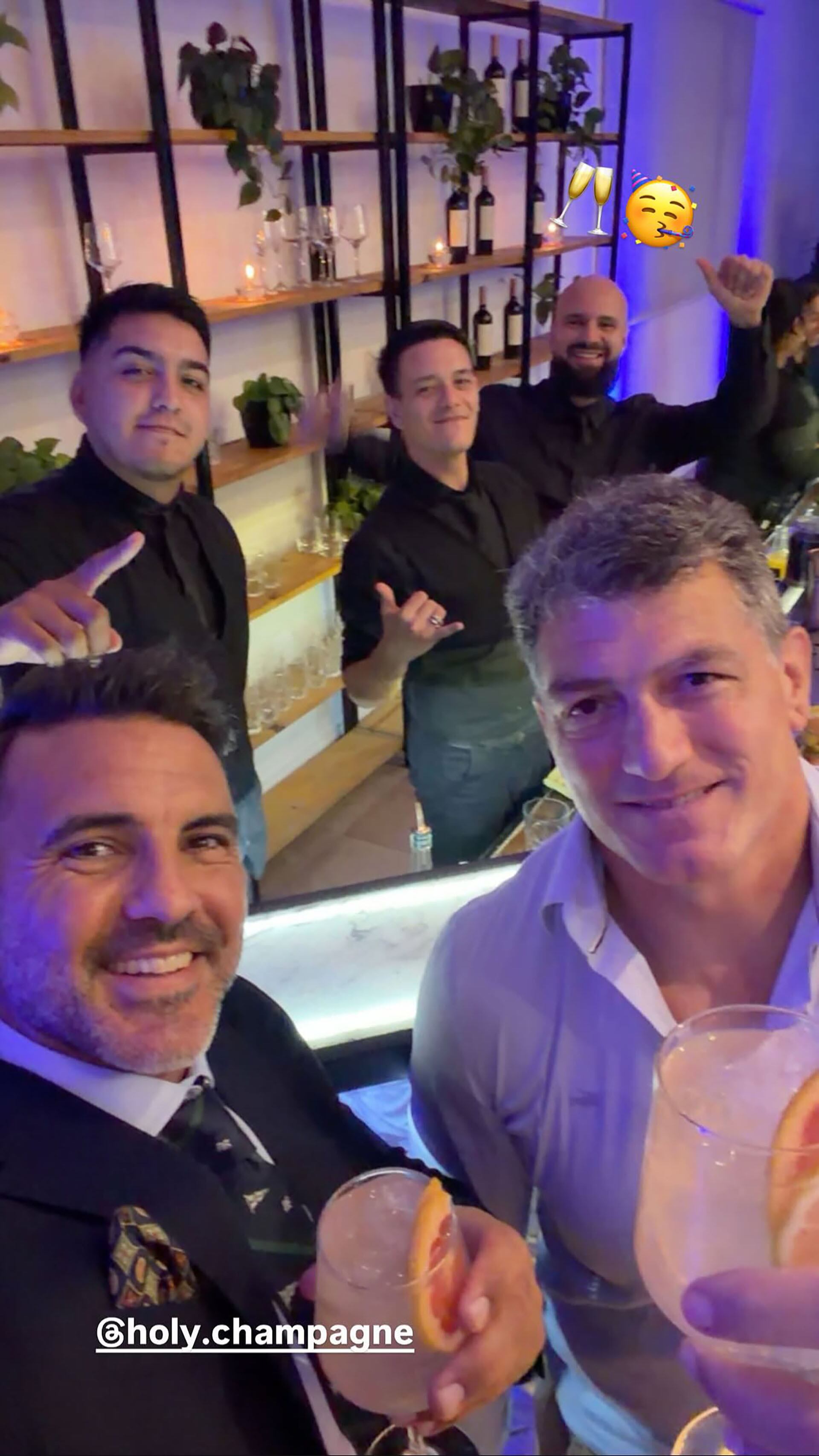 Fabián Cubero comparte un momento de alegría y celebración con amigos en el cumpleaños de 15 de su hija Allegra, disfrutando de bebidas en un ambiente festivo (Instagram )