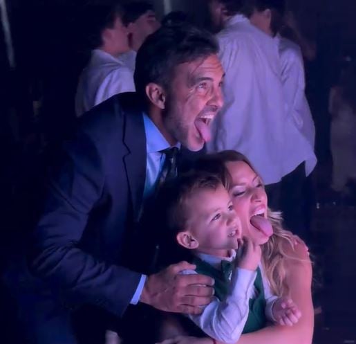 Fabián Cubero, Mica Viciconte y Luca fotografiándose en una cabina en la fiesta de 15 de Allegra