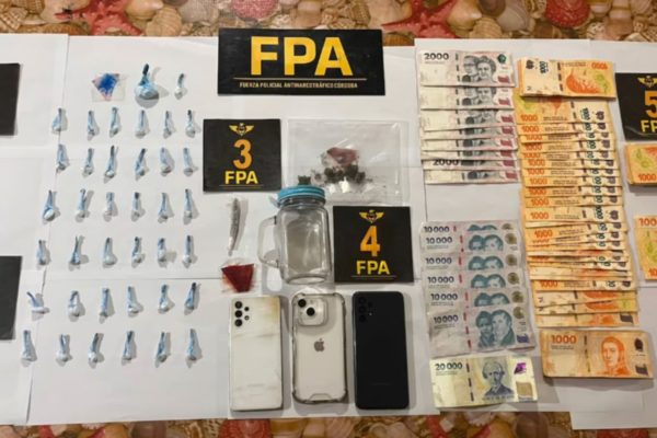 Atraparon a dos jóvenes que ocultaban 150 dosis de droga y una balanza en el techo de su auto