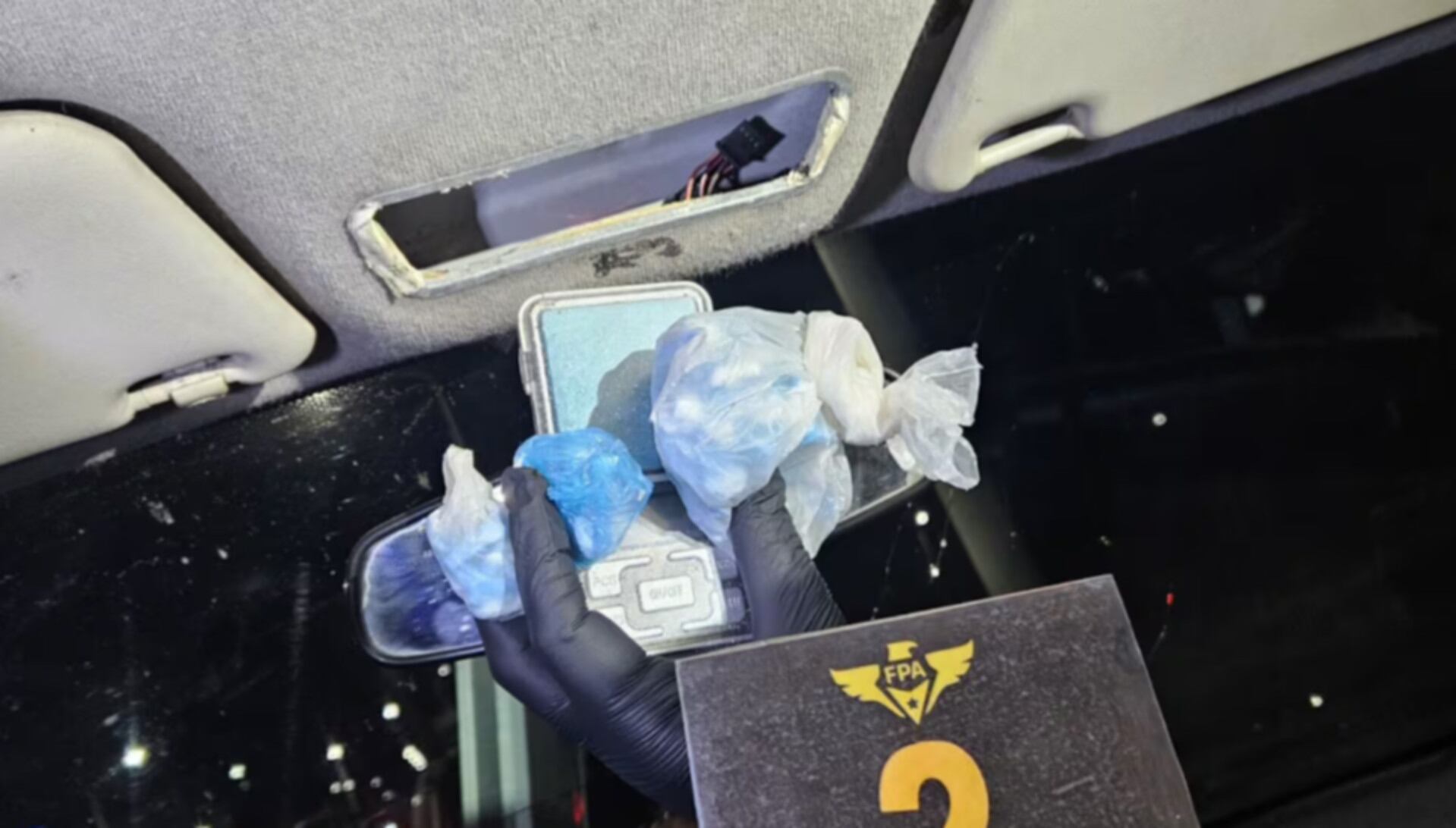 Múltiples dosis de droga y una balanza fueron halladas ocultas en el techo de un auto durante un operativo policial que culminó con varios detenidos en Córdoba (El Doce.tv)