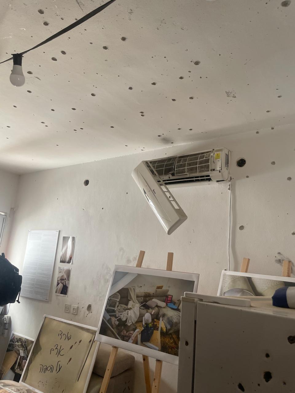 Así quedó la casa de Sivan Elkabets y Naor Hasidim en el kibutz Kfar Aza