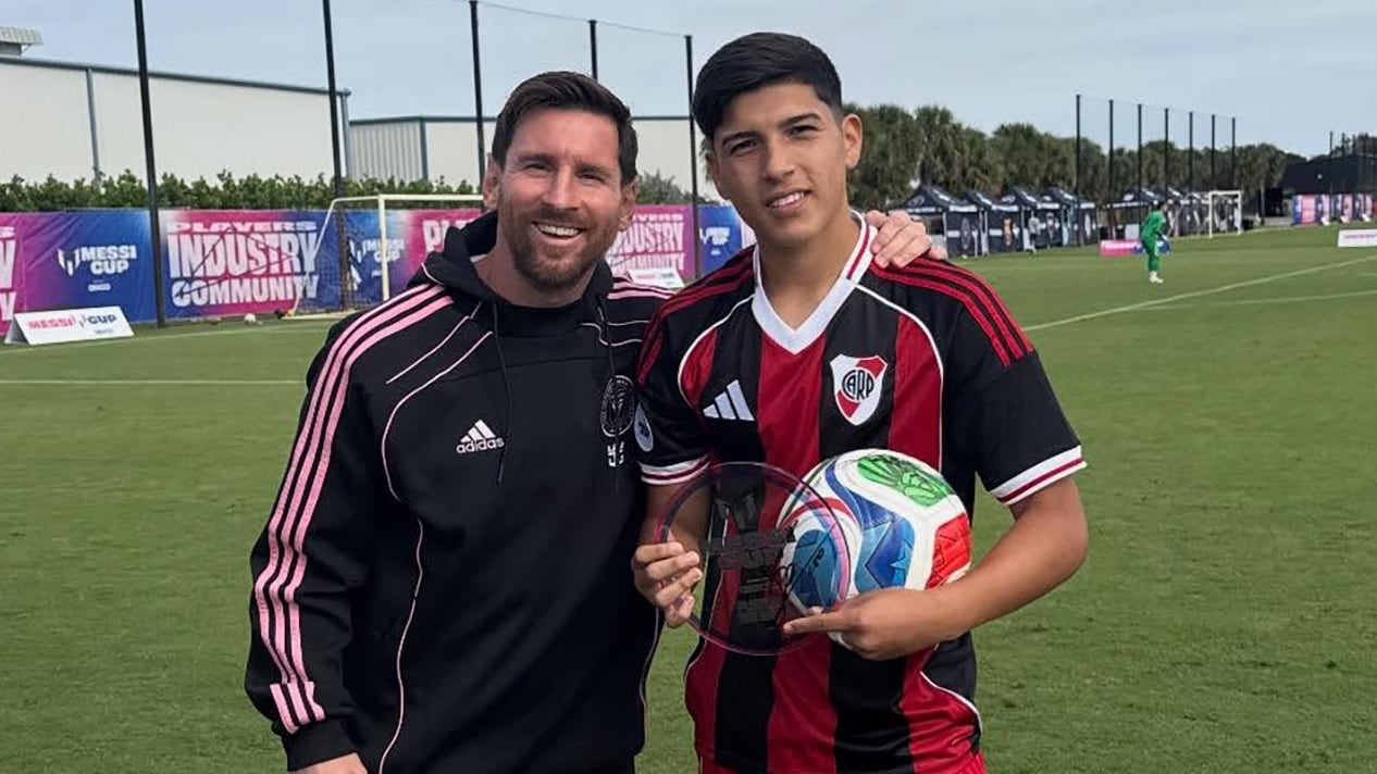 Bruno Cabral junto a Lionel Messi durante la Messi Cup (@brunoo.cabraal)