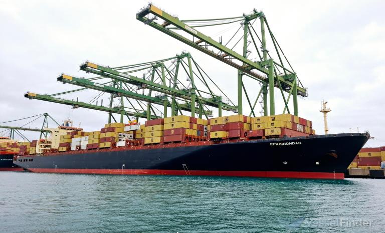 El portacontenedores Epaminondas, una de las naves atacadas en el Estrecho de Ormuz, logró continuar su trayecto pese a los daños sufridos durante el incidente, según informaron autoridades griegas. Tomada de www.vesselfinder.com