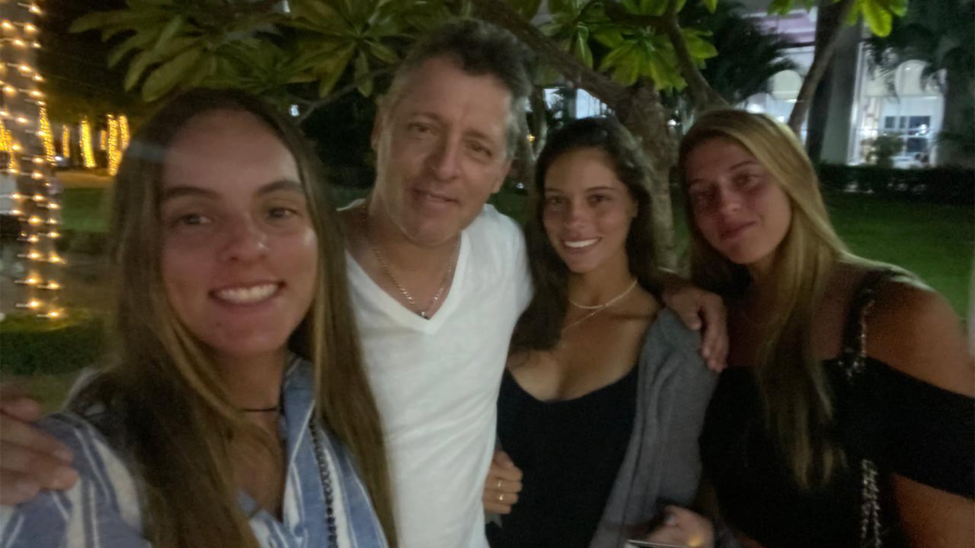 Carla Markus, a la izquierda de su papá, Gabriel. Sus hermanas Katja y Camila completan la imagen