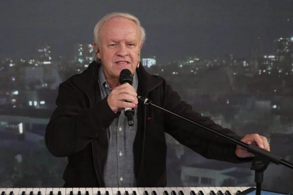 César Banana Pueyrredón: “Canto hace 55 años y me sigue sorprendiendo cómo la música atraviesa la vida de las personas”