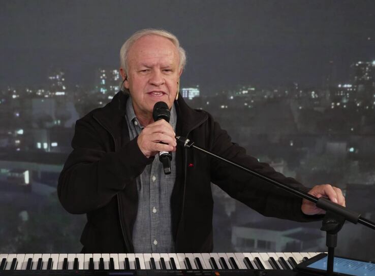 César Banana Pueyrredón: “Canto hace 55 años y me sigue sorprendiendo cómo la música atraviesa la vida de las personas”