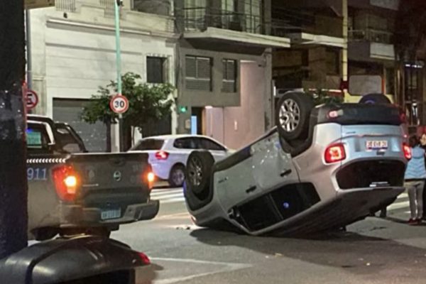 Choque y vuelco en Flores: un Jeep impactó contra un patrullero y hubo complicaciones en el tránsito