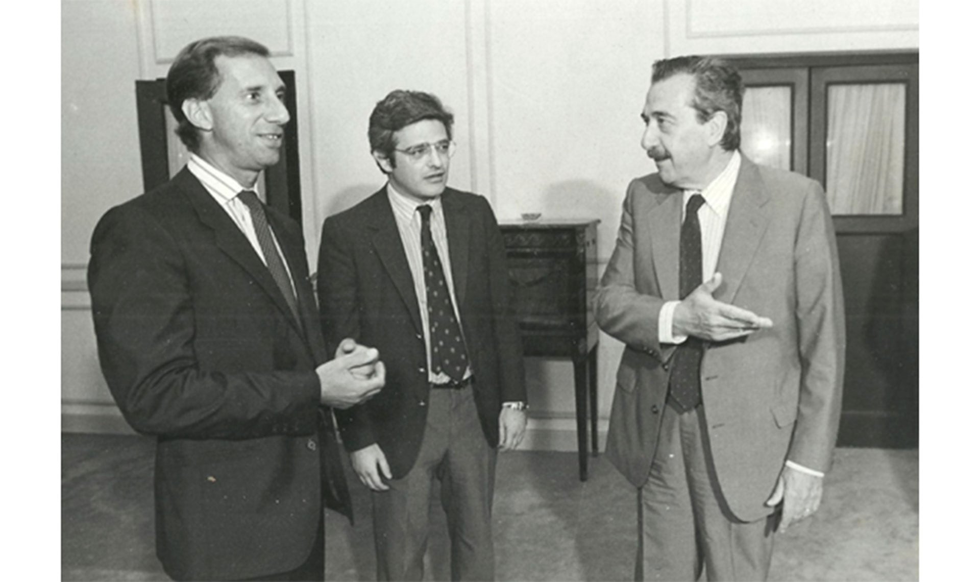 Carlos Bilardo y Raúl Alfonsín, sonrientes, en la quinta de Olivos. En el medio, Enrique Fernández Cortés. La foto es posterior al título Mundial del 86. Dos meses antes del inicio de la Copa hubo un intento del gobierno radical para desplazar al 