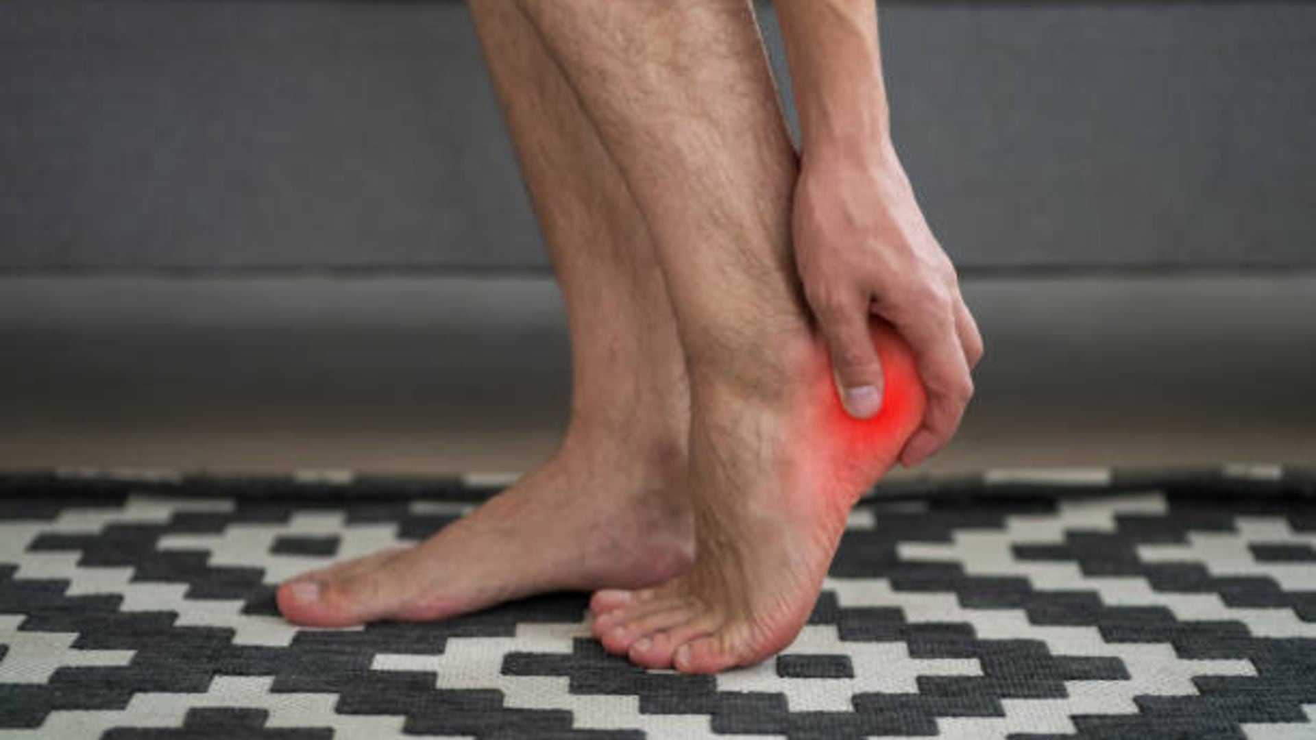 La prevención de la fascitis plantar implica elegir calzado adecuado con soporte al arco y no aumentar bruscamente la intensidad de ejercicio (iStock)
