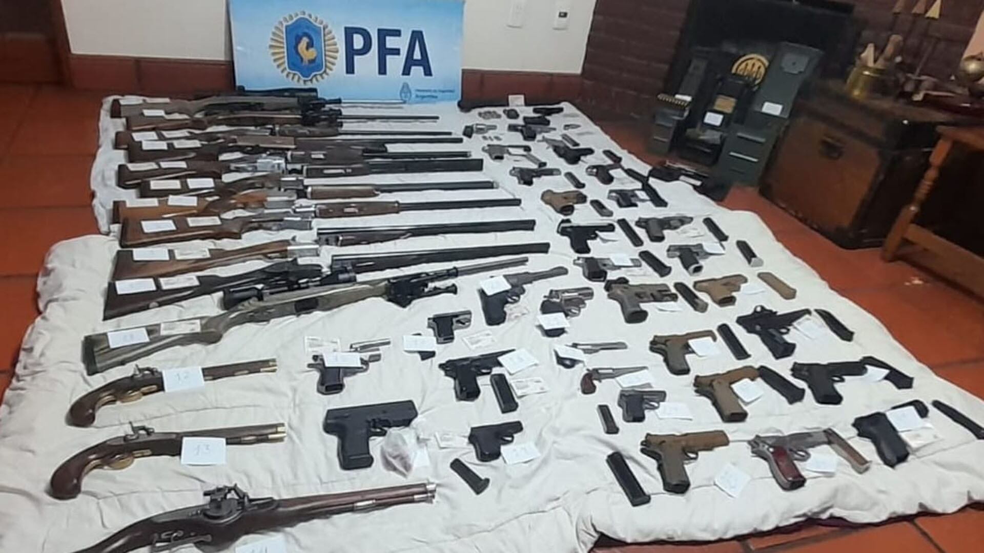 Gran cantidad de armamento de fuego, incluyendo rifles y pistolas, fue incautado en un operativo contra líderes de una banda que desviaba armas al mercado negro.