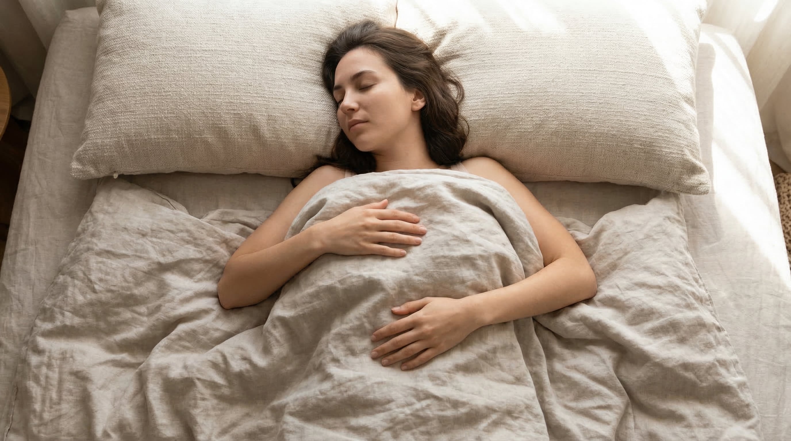 La relajación muscular progresiva, desarrollada por Edmund Jacobson, ayuda a reducir la ansiedad y el estrés, favoreciendo el estado de calma mental (Imagen Ilustrativa Infobae)