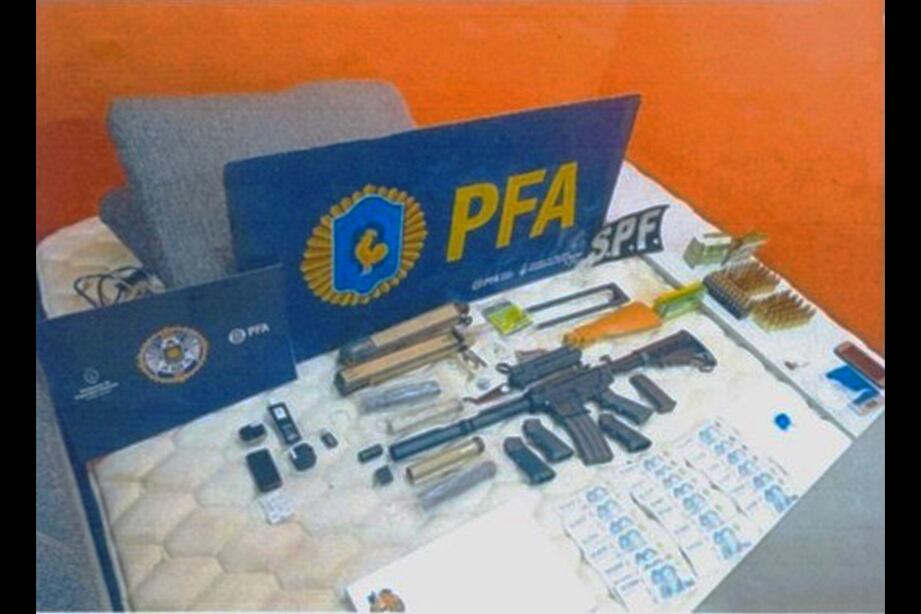 En el domicilio del letrado se secuestraron piezas para el armado de un fusil de asalto AR-15, municiones, cocaína y una balanza de precisión (Fotos: Fiscales.gob.ar)