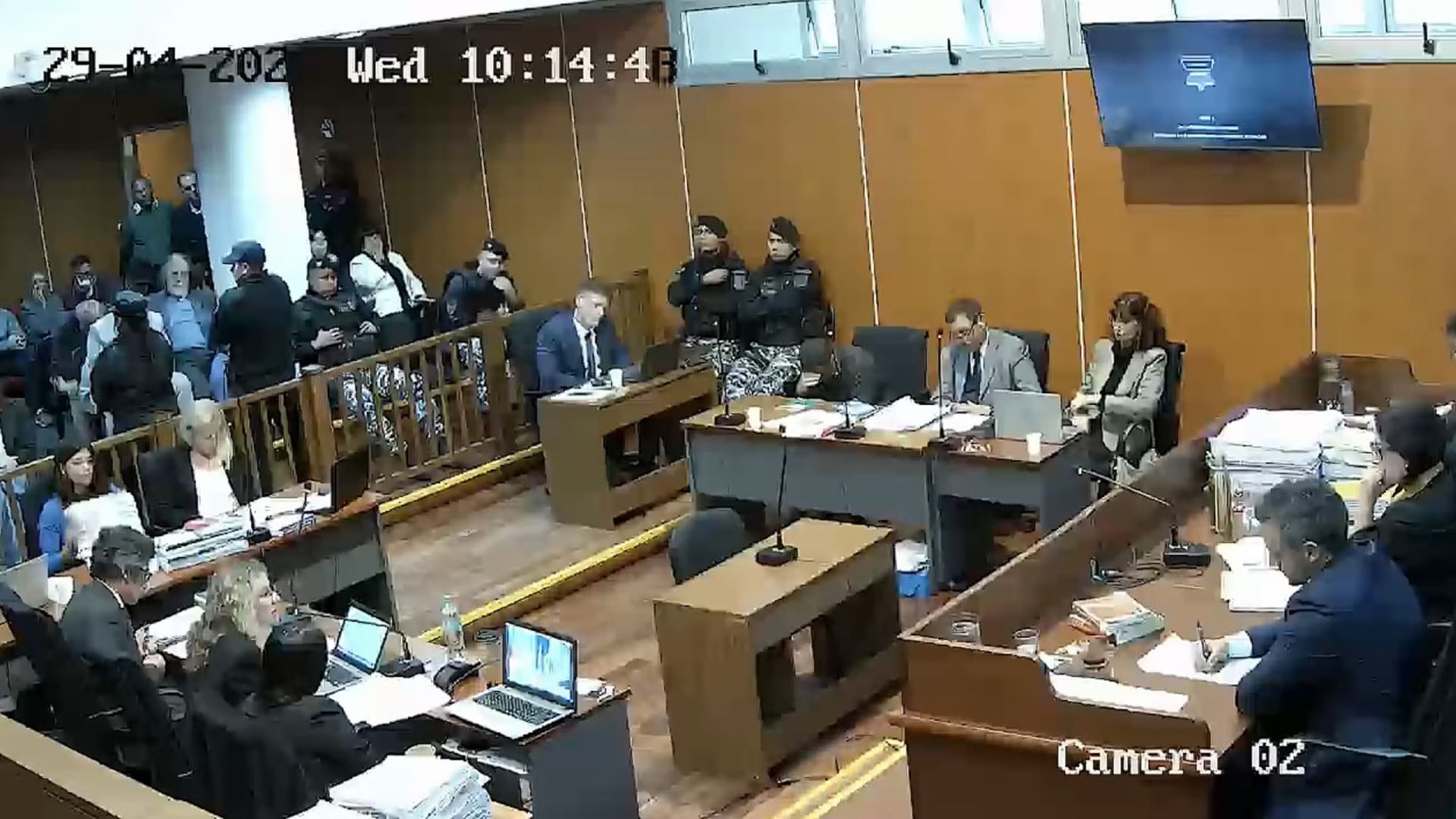 La sala de audiencias durante los alegatos en el juicio por el femicidio de Mercedes Kvedaras (Captura de video)