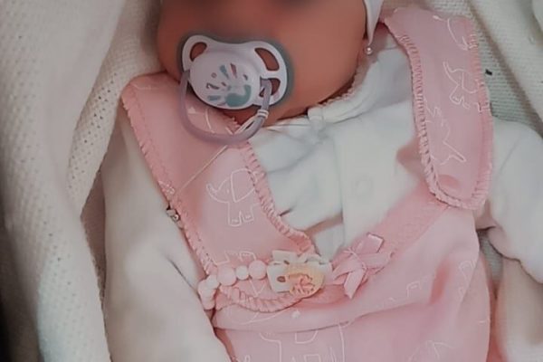 Córdoba: una mujer estaba por dar a luz en su casa, llamó a emergencias y la policía la asistió en el parto