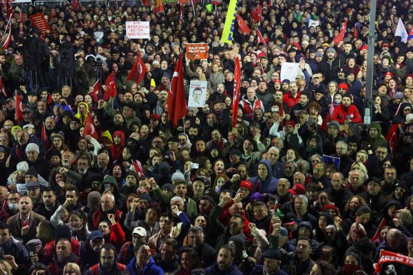 Corrupción en Turquía: un tribunal dictó prisión preventiva para 19 detenidos por supuestos sobornos y manipulaciones de licitaciones