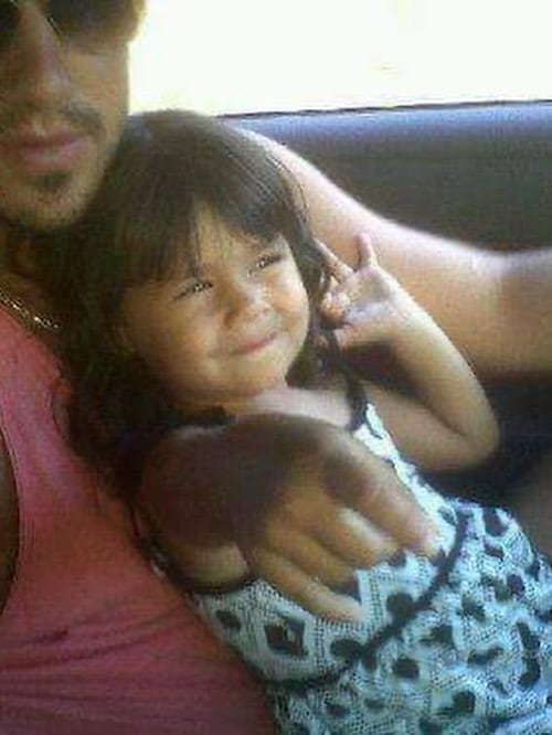 Las celebraciones y aniversarios familiares ahora son escenarios donde Uma y su padre manifiestan afecto y cercanía recuperada frente a sus seres queridos