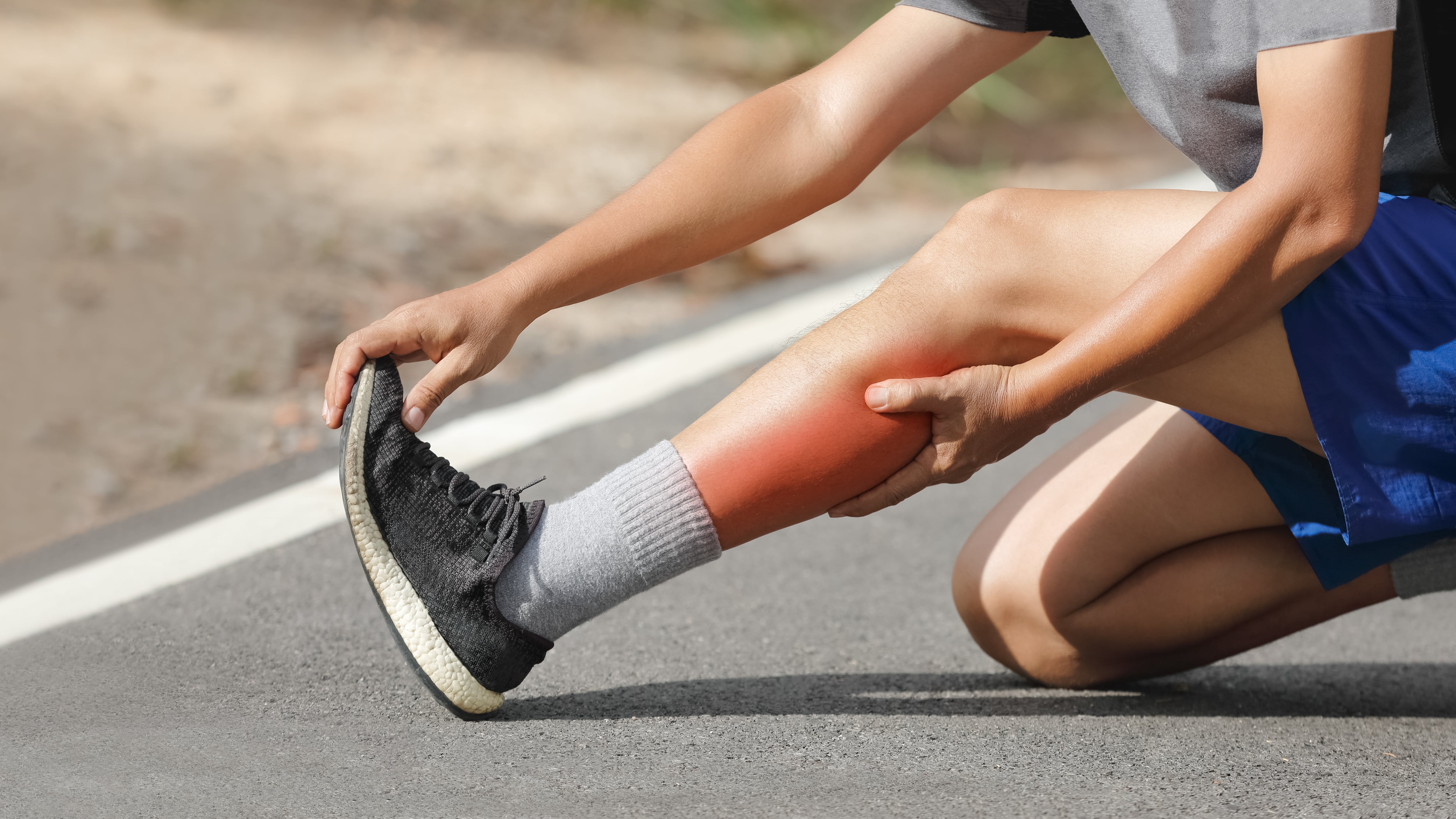 Bebidas a base de agua de coco y col rizada aportan minerales fundamentales como calcio y fósforo, fortaleciendo la función muscular y sumándose a la lista de opciones naturales más recomendadas por especialistas en nutrición deportiva (Freepik)