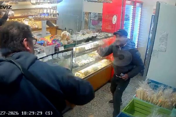 “¡Dame la plata o te pego un tiro!“: la pesadilla de 19 segundos que vivieron los empleados de una panadería durante un robo