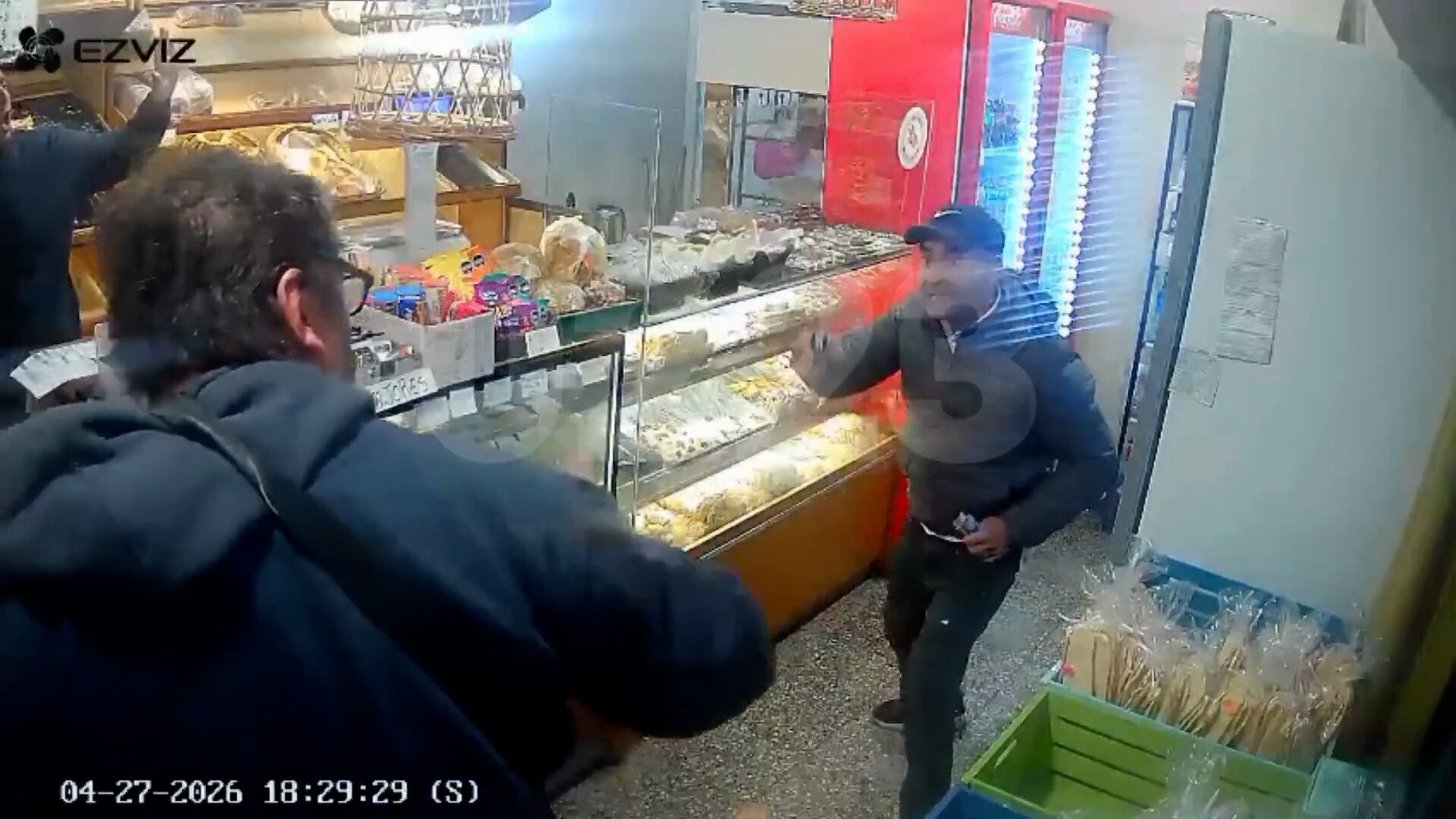 “¡Dame la plata o te pego un tiro!“: la pesadilla de 19 segundos que vivieron los empleados de una panadería durante un robo