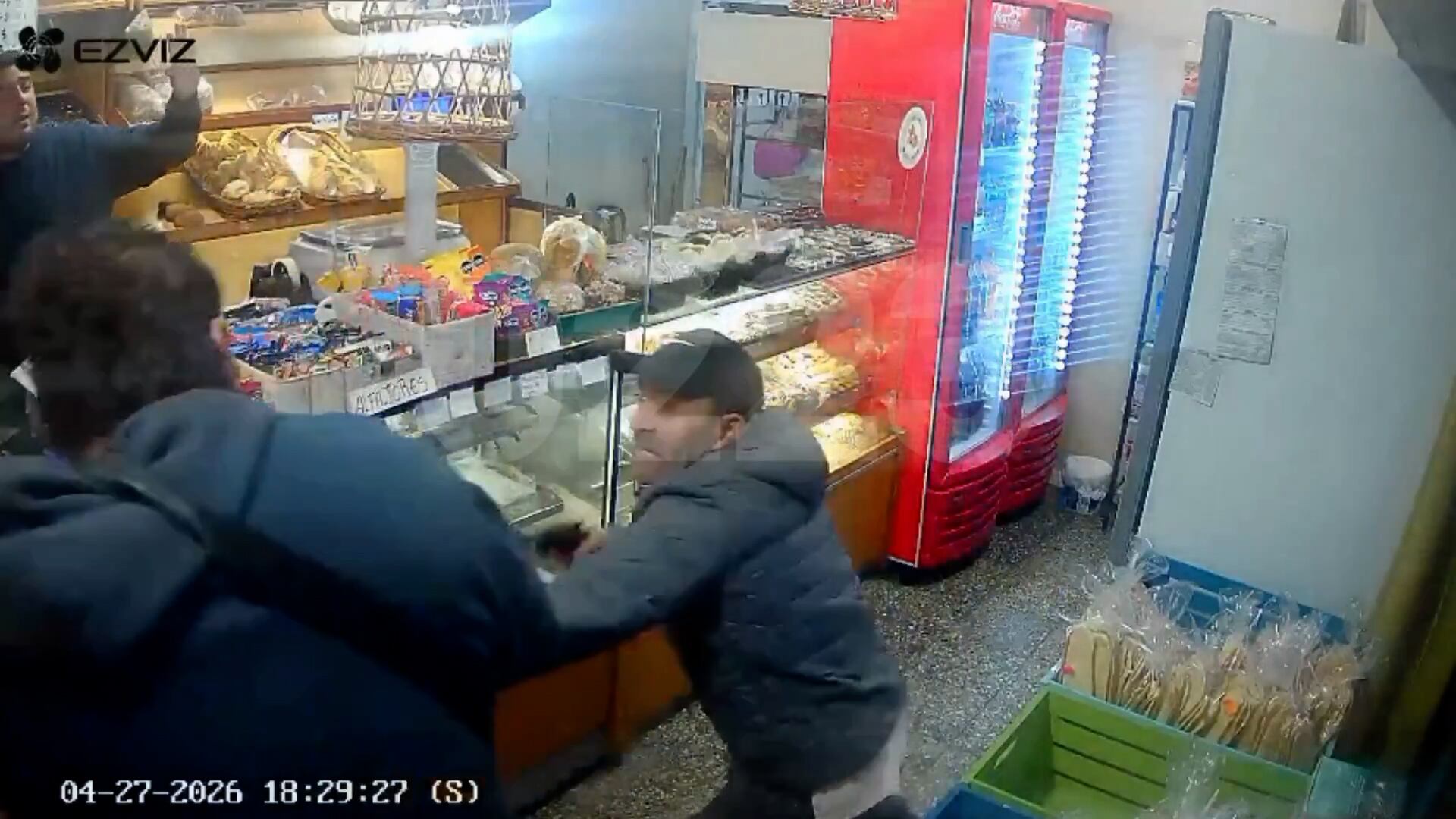 El delincuente se llevó dinero en efectivo que le dieron los comerciantes y el cliente que estaba en el negocio al momento del robo. 