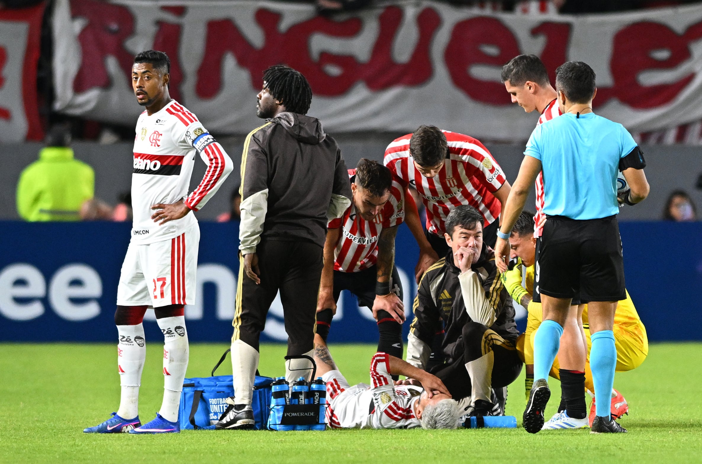 Giorgian de Arrascaeta de Flamengo recibe atención médica después de sufrir una lesión que lo marginó del encuentro ante Estudiantes (REUTERS/Rodrigo Valle)