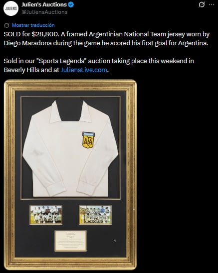 La camiseta blanca de la selección argentina usada por Diego Maradona en el partido donde anotó su primer gol para el país fue vendida por 28.800 dólares en una subasta (Captura de X)