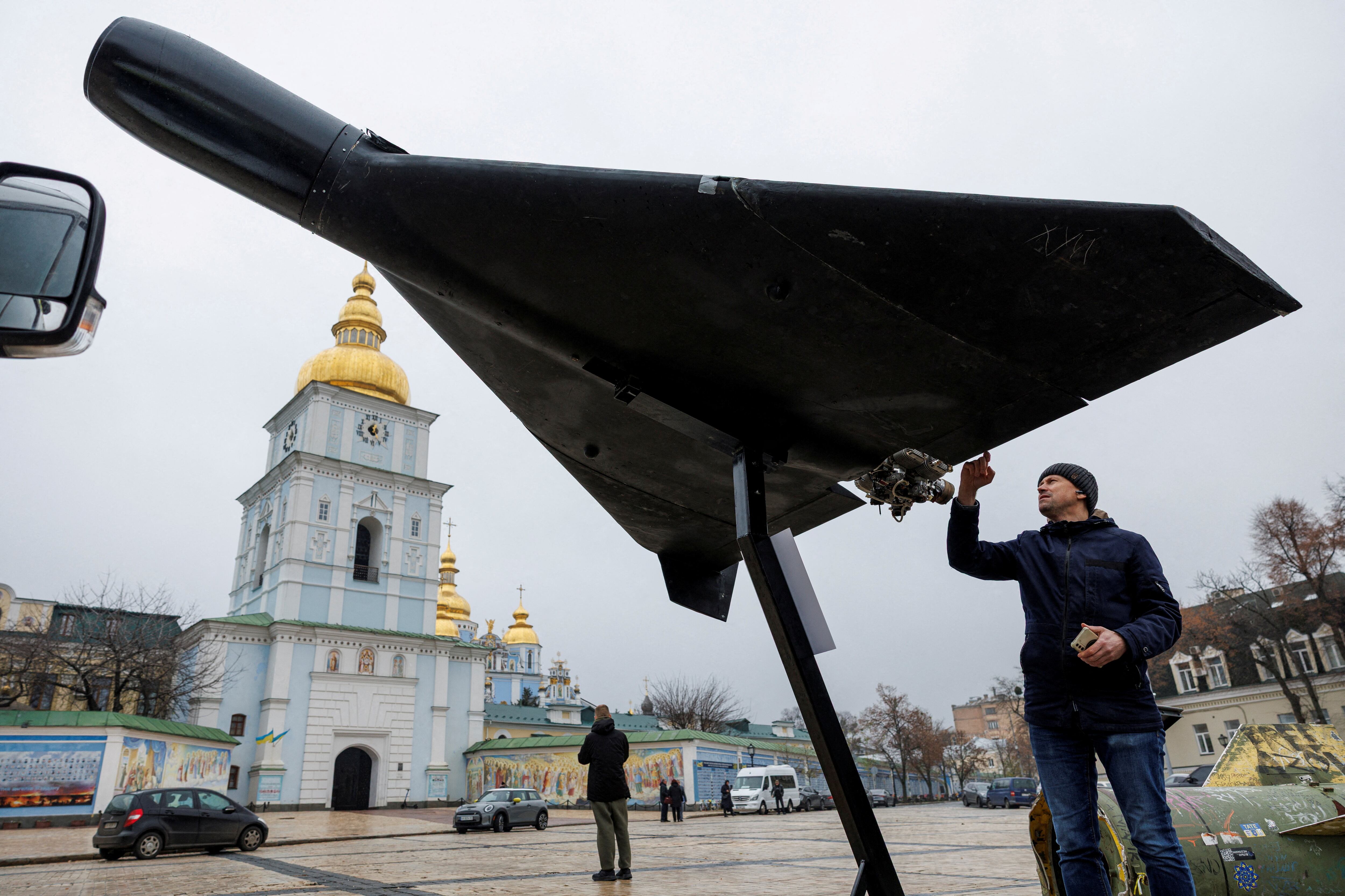 Un residente toca un dron kamikaze ruso-iraní Shahed-136 (Geran-2) instalado frente a la Catedral de San Miguel como parte de una exposición que muestra vehículos y armas militares rusos destruidos, en medio del ataque de Rusia a Ucrania, en Kiev, Ucrania, el 26 de noviembre de 2025. (REUTERS)