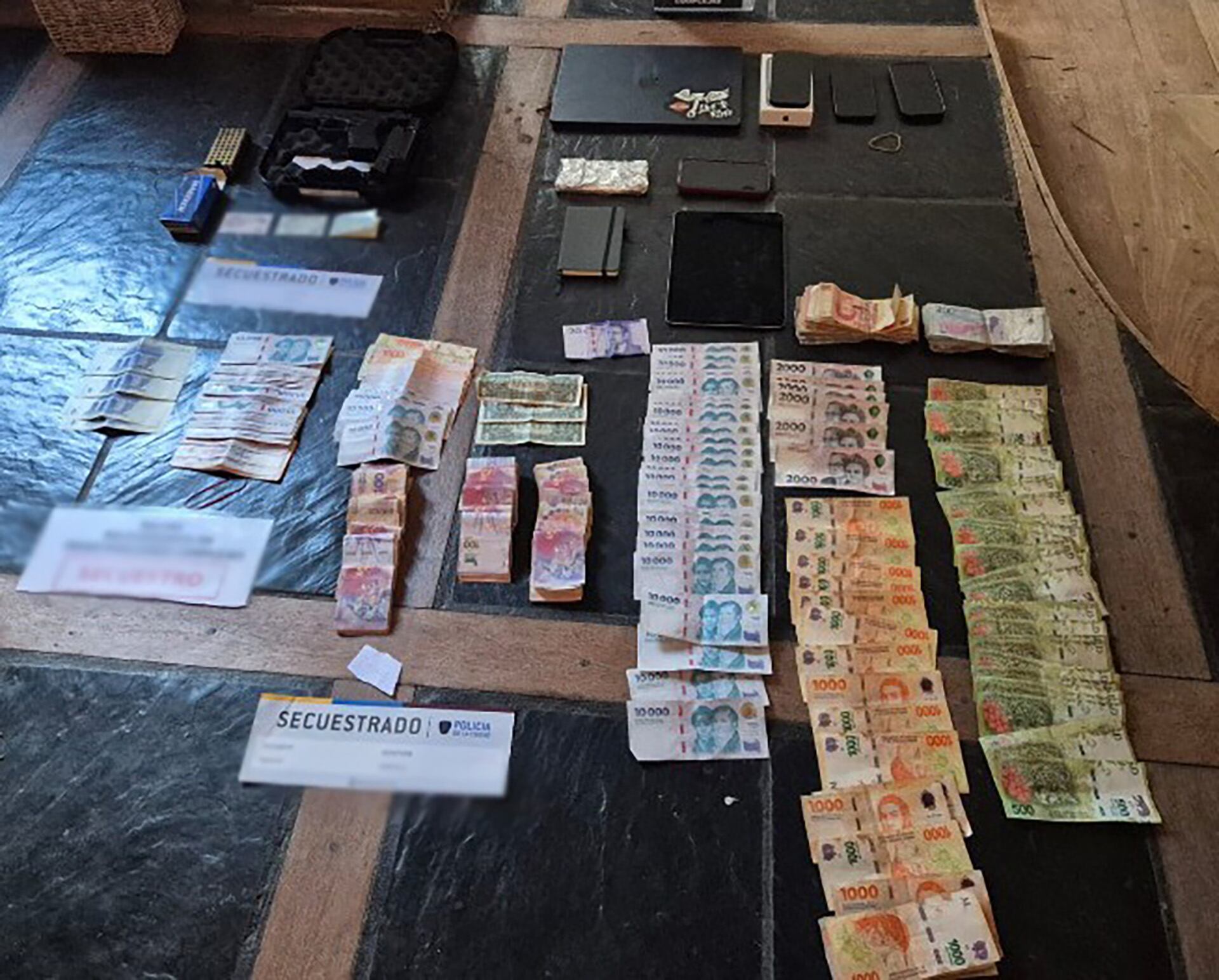 Efectivos policiales incautaron una considerable cantidad de dinero en efectivo, armas de fuego, municiones y dispositivos electrónicos durante un reciente operativo.
