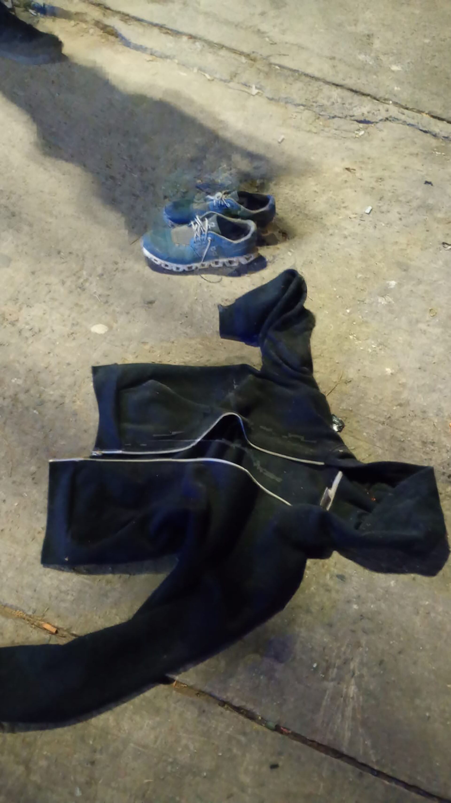 Las prendas de vestir y los zapatos azules abandonados en el suelo son la evidencia relacionada con los dos sospechosos detenidos por el robo a una heladería