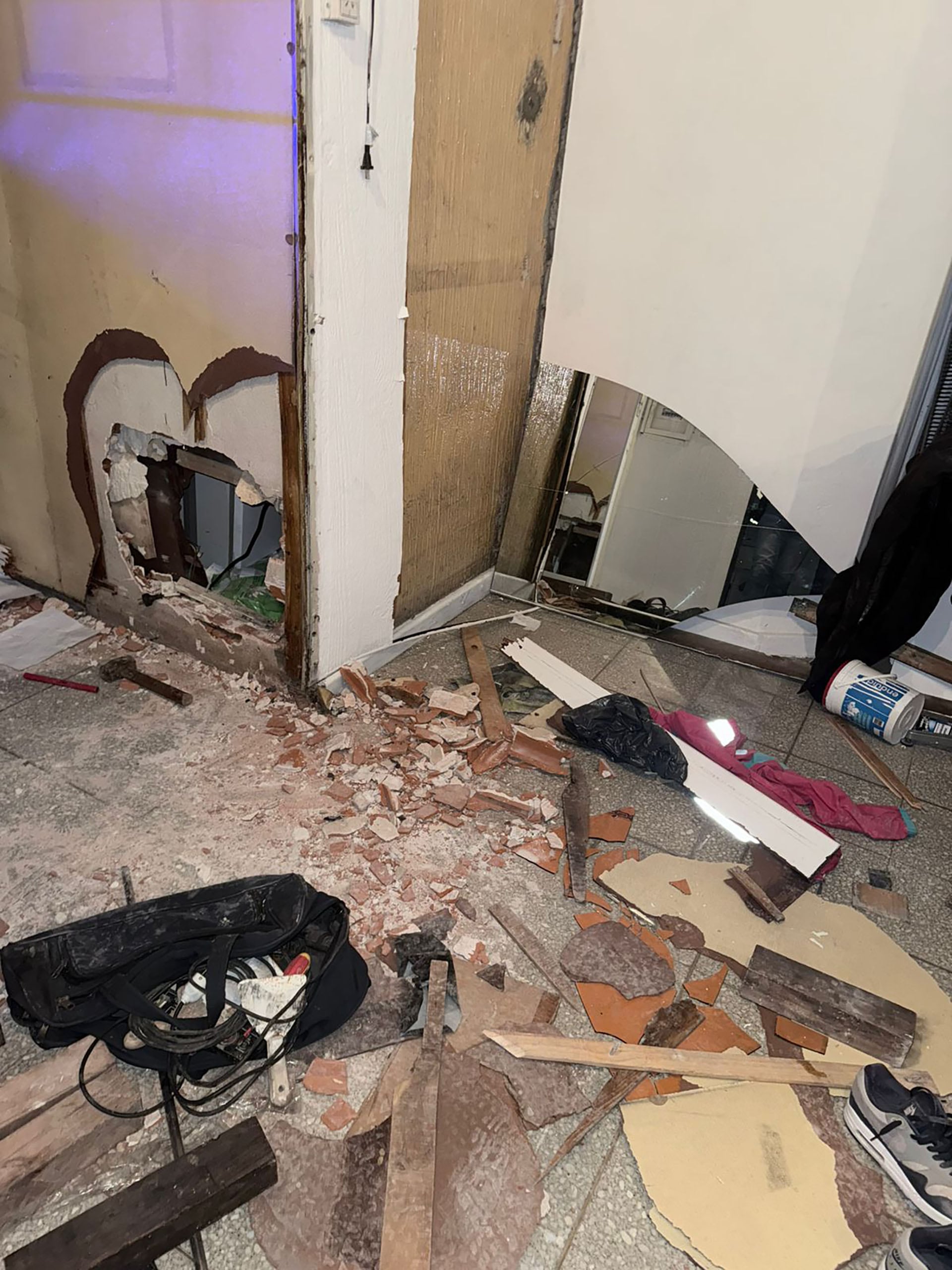 Delincuentes hicieron un boquete en la pared de un local de lotería y transferencias internacionales del barrio de Recoleta