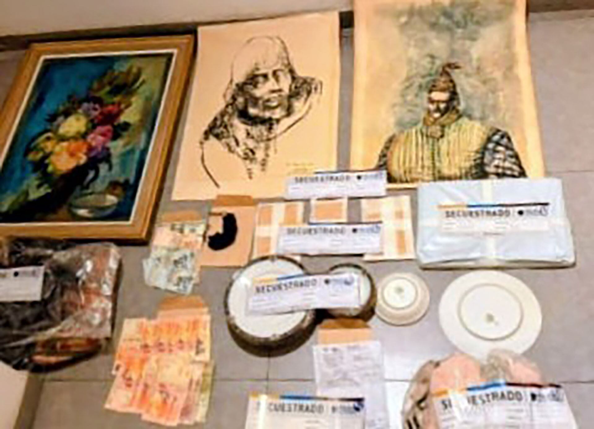 Artículos y dinero en efectivo, parte de la evidencia secuestrada en el departamento donde estaba la mujer fue detenida 