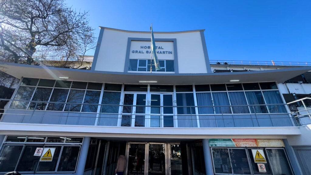 La víctima fue atendida en el Hospital San Martín, tras haber sido atacado por la espalda