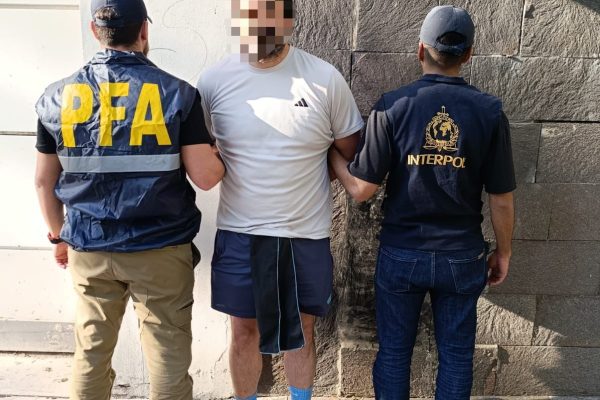 Detuvieron en Palermo a un exmilitar mexicano implicado en una red de contrabando internacional de combustible