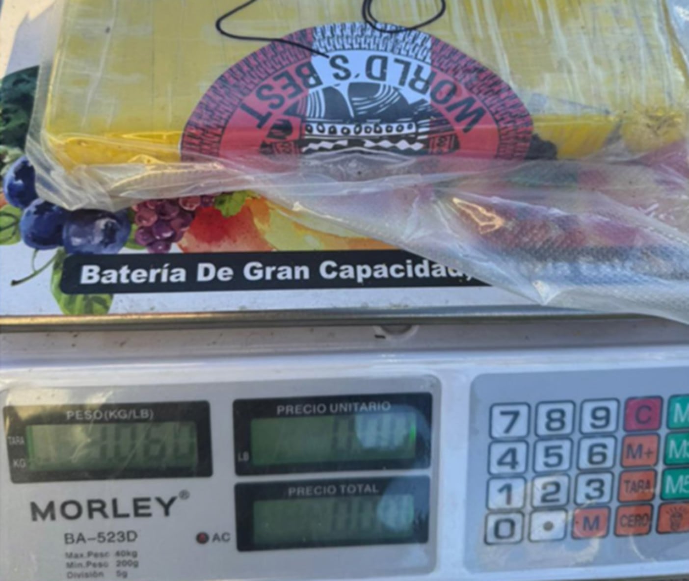 Un paquete de drogas es pesado en una balanza digital tras ser incautado en Salta, donde una banda fue desmantelada por ocultar estupefacientes en un camión de limones (Fiscales.gob.ar)