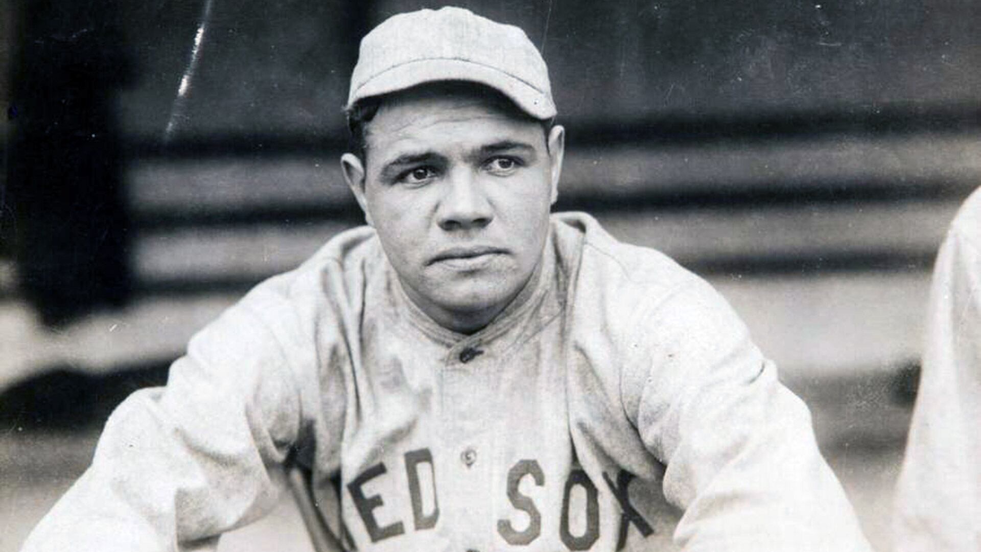 Su paso por los Boston Red Sox consolidó la leyenda tras conquistar tres Series Mundiales y romper el récord de jonrones en la temporada 1919 (Dominio Público)