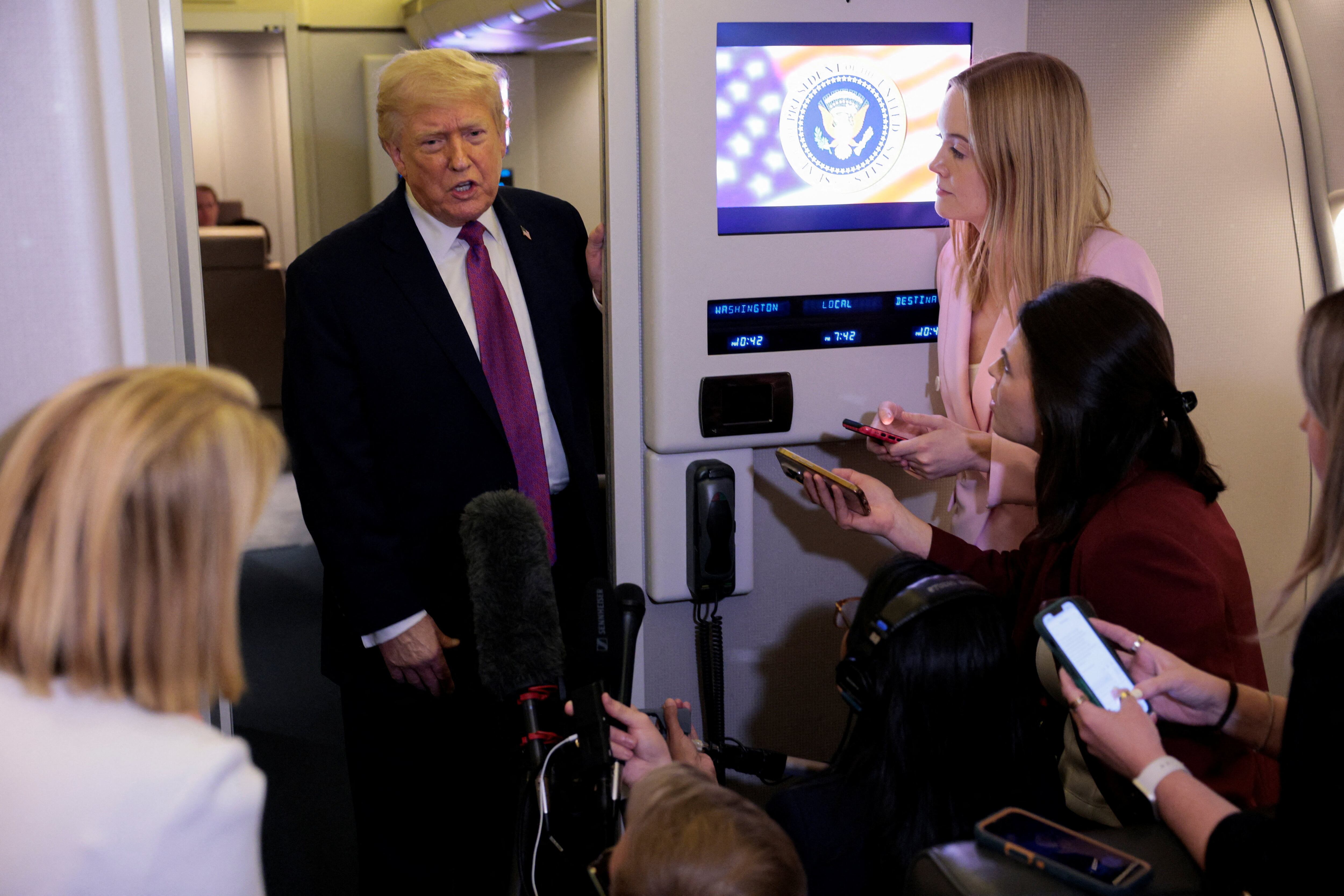 El presidente de Estados Unidos, Donald Trump, habla con miembros de los medios de comunicación a bordo del Air Force One en ruta a la Base Conjunta Andrews, Maryland, EE. UU., el 17 de abril de 2026 (REUTERS/Evan Vucci)